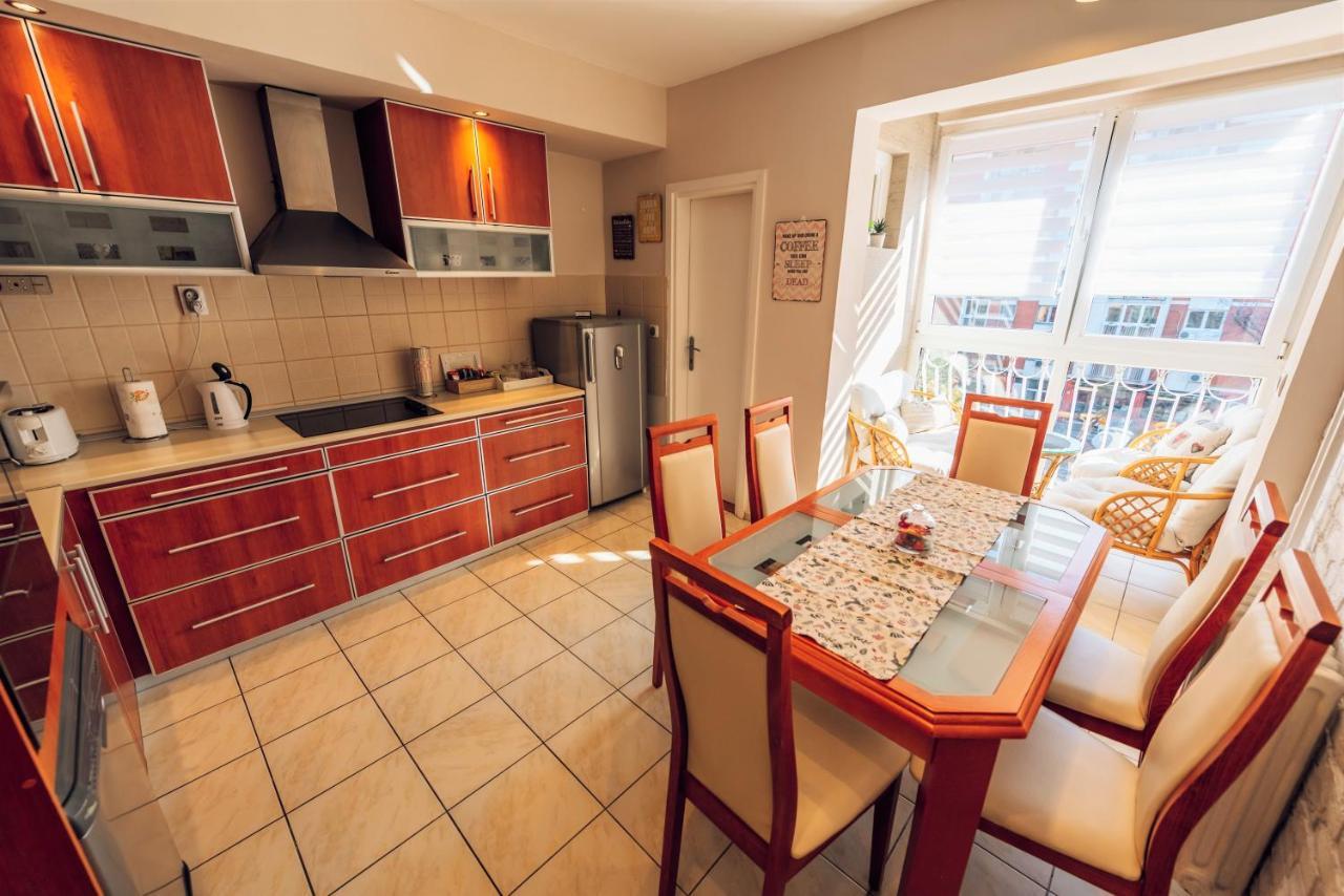 Balzak 64M2, Free Parking & Wi-Fi Appartement Novi Sad Buitenkant foto