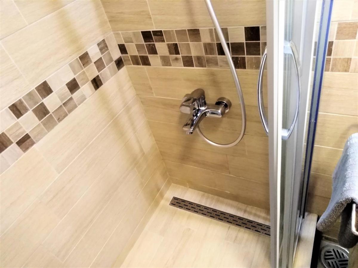 Balzak 64M2, Free Parking & Wi-Fi Appartement Novi Sad Buitenkant foto