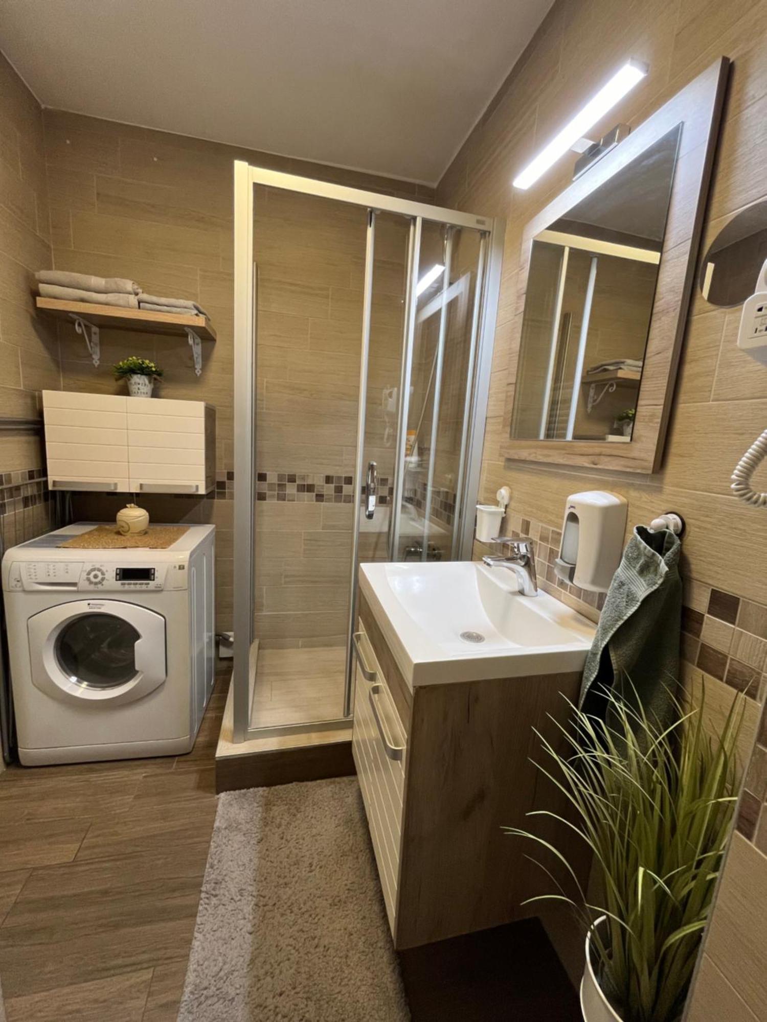 Balzak 64M2, Free Parking & Wi-Fi Appartement Novi Sad Buitenkant foto